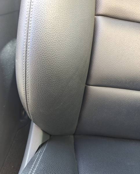 Réparation cuir à Libourne sur Mercedes Class C : traitement d’accroc cuir et restauration de cuir déchiré à domicile