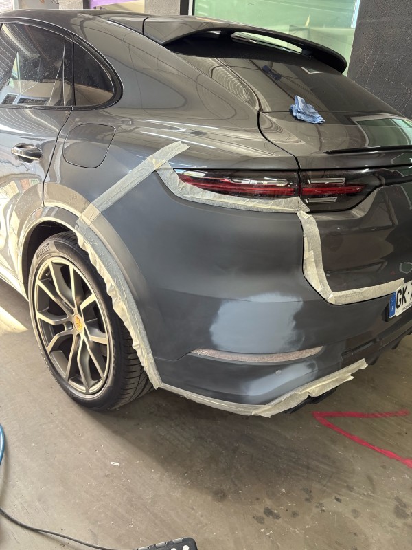 rayure pare choc arriere porsche cayenne