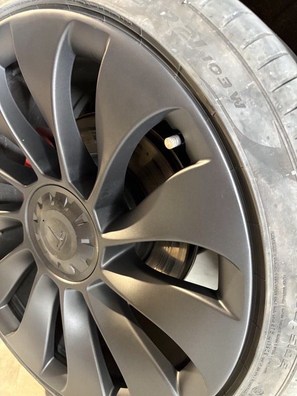 jante Tesla Model Y rénovée par carrossier mobile Gironde