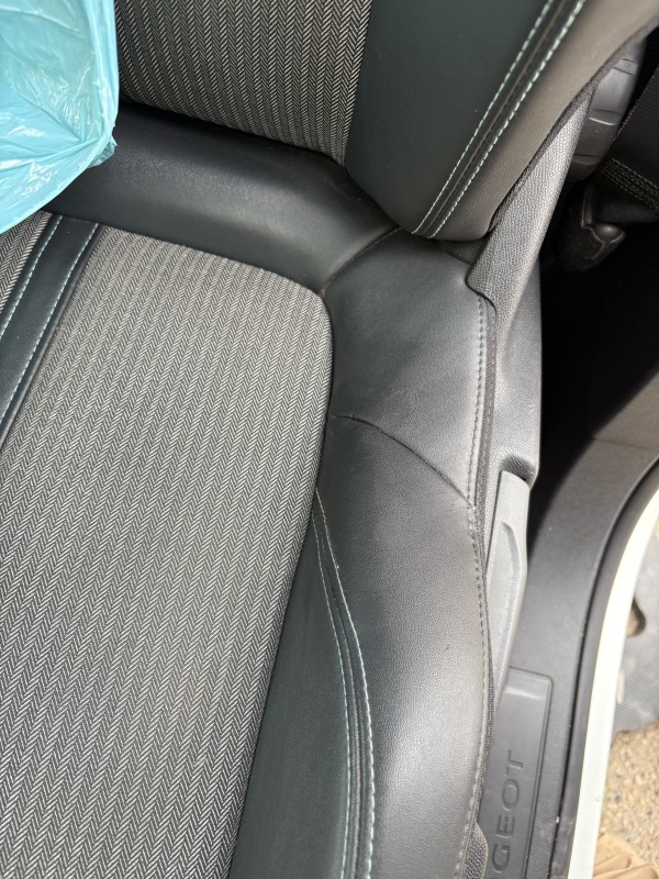 TROU ET DECHIRURE SIEGE CUIR BORDEAUX